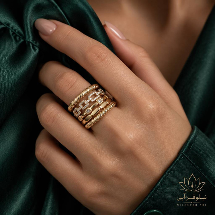 *لایههایی از نور، سنجاقشده بر دستانِ تو ✨🕊️ * ترکیبی هنرمندانه از رینگهای کلاسیک و مدرن؛ برای تو که به جزئیات اهمیت میدهی. *نیلوفر آبی؛ فراتر از یک اکسسوری، امضای استایلِ تو 💫🌿* #انگشتر مینیمال پنج لاین جواهری